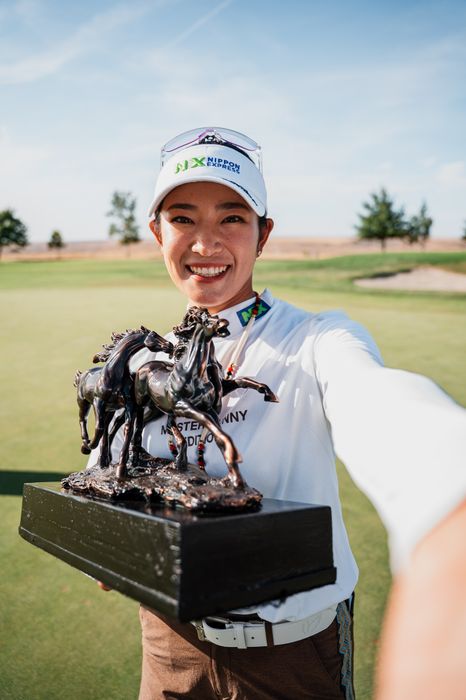 写真] 渋野日向子、原英莉花の米下部ツアー初Vに感激 泣き顔