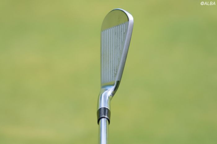 写真] 初優勝を飾った菅楓華 「ドライバーは大きすぎない”操作