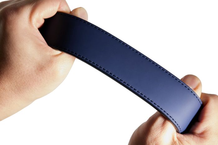 合成皮革ながら、適度なストレッチ性によってフィット感も向上