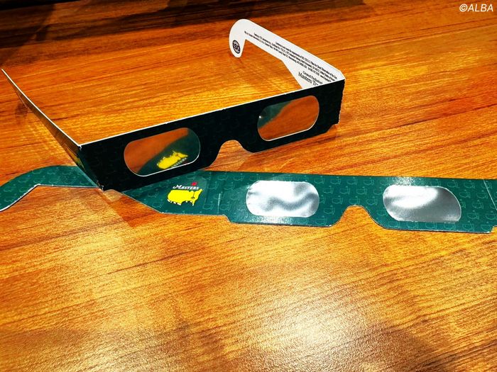 マスターズデザイン! 皆既日食を見ることができる特殊なメガネが配布された