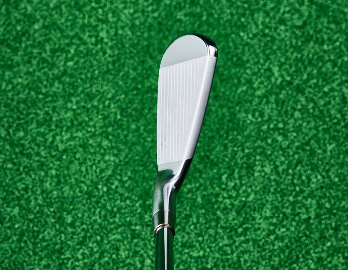 美しい造形で、ターゲットに構えやすいことも軟鉄鍛造アイアンの特徴。打ち出す弾道が鮮明にイメージできる大切な性能だ