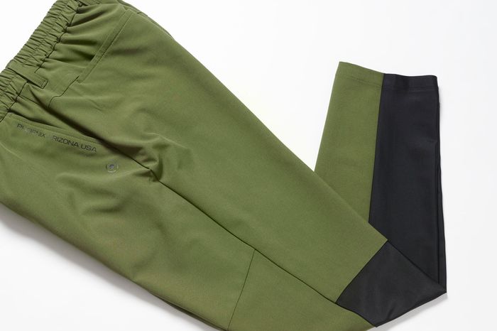 カーキとブラックのコントラストが映える