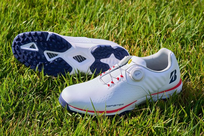 グリップ力もフィット感も進化！ 強く踏めて叩ける最新『スパイクレス