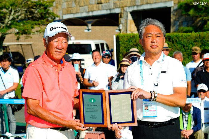 青木功会長(左)から森君夫大会会長へ50回記念盾を贈呈