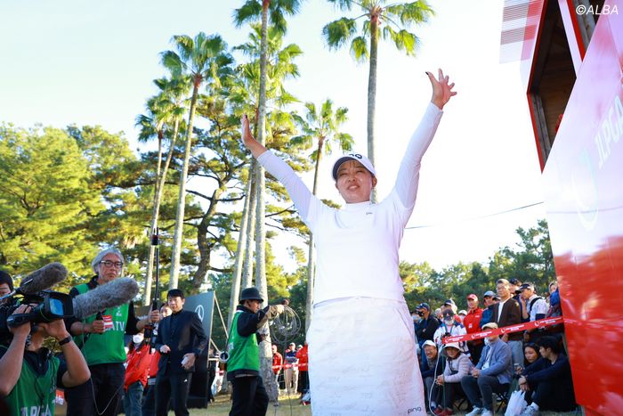 鈴木愛は史上16人目のメジャー3勝目に“感涙” 苦しみ乗り越え「記念にも