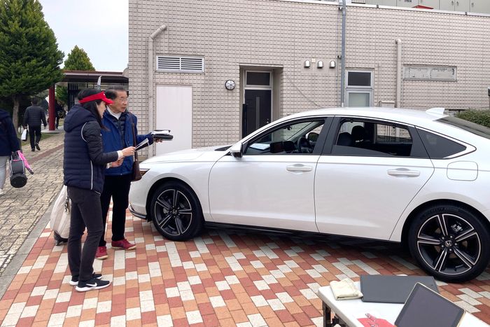 ロッテ葛西ゴルフの会場では、新型ACCORDについて熱心に質問する姿が目立った。