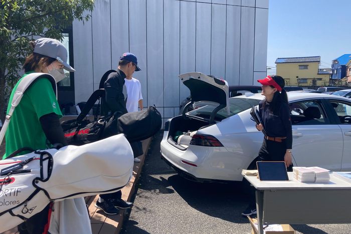 キャディバッグが4本入る大容量のトランクススペースに驚く参加者。まさに、ゴルファーにとって嬉しいポイントだ。