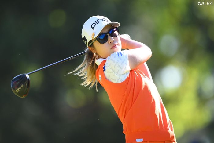 オレンジのベストに黒のグラサンもカッコいい上野菜々子(撮影:佐々木啓)