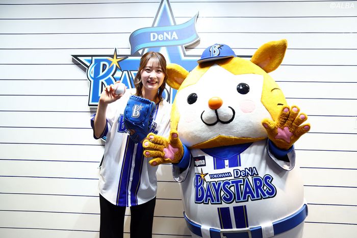 写真] 都玲華が始球式に登場 “ノーバン”ならず「ダフり、引っかけOB