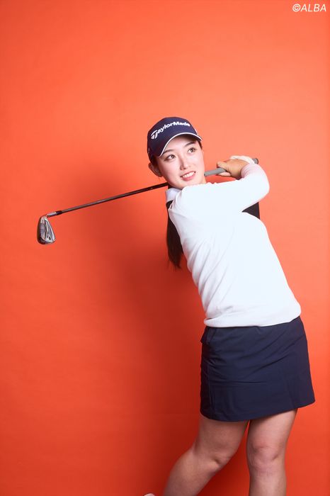 写真] 話題の女子高生プロ 清本美波のお手本スイングは「身長が同じ