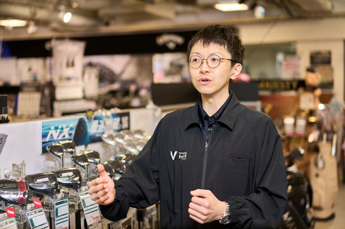 阿部利成さん。「Victoria Golf御茶ノ水店」で日々ゴルファーの悩みにギア選びで応える“ゴルフクラブアドバイザー”。最新クラブの性能に精通する