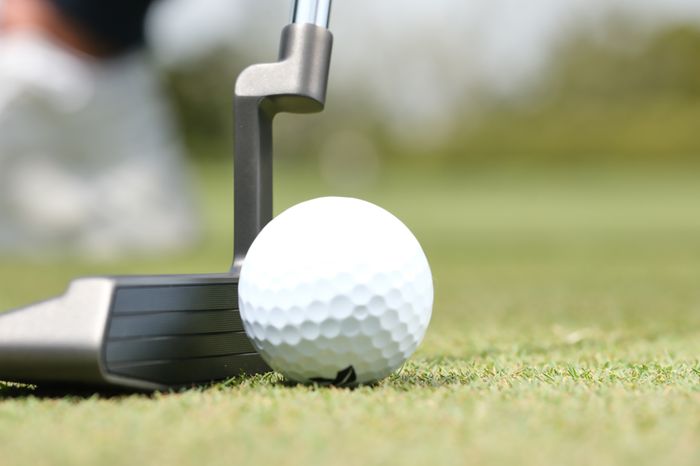 コブラのパターは、フェース上部から4度、3度、2度、1度とロフト角が変化する「ディセンディング ロフト テクノロジー」を採用している