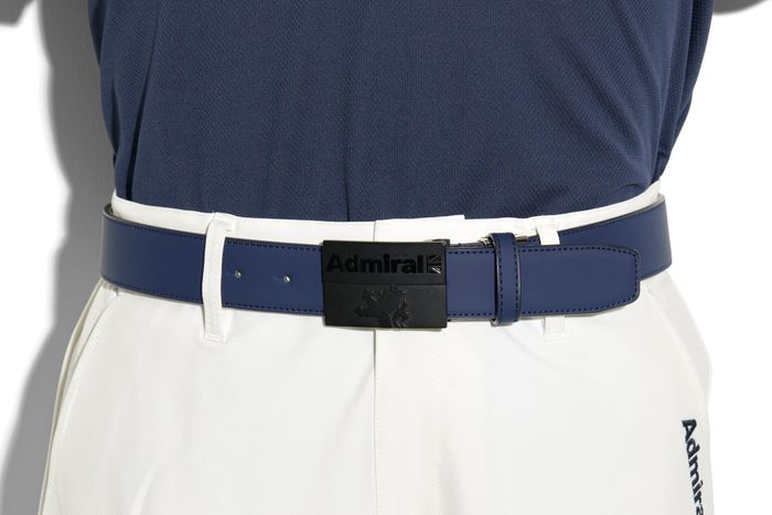 精悍なブラックバックルが特徴の〈ベルト パフォーマンス〉¥8,800(税込)