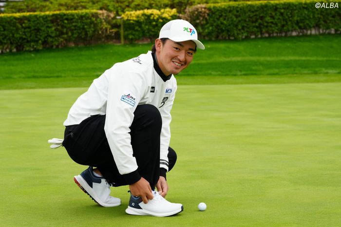 前週優勝の金子駆大がフットジョイの“SL”らしきモデルを早速テスト