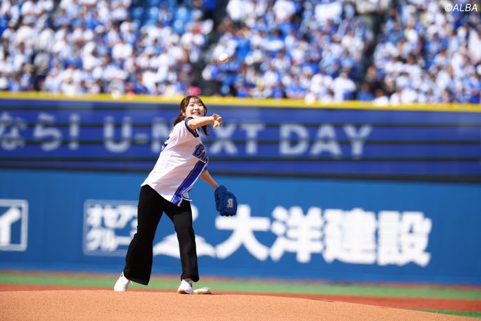 写真] 都玲華が始球式に登場 “ノーバン”ならず「ダフり、引っかけOB
