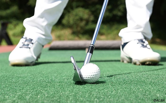 【テスト方法】プロアマ2人のテスターが、練習マットと芝の上から7番アイアンで10球ずつ打ち、それぞれ何球グリーンに乗ったかを調査した。グリーンのタテヨコの幅は約15メートル