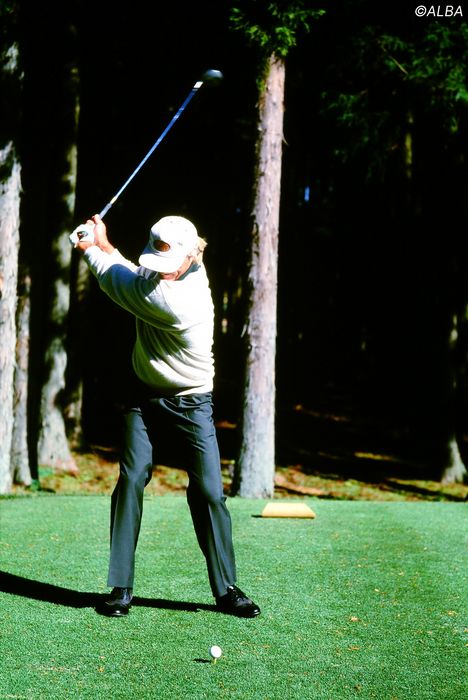 写真] 世界中で90勝以上！ グレッグ・ノーマンはV字軌道スイングで安定