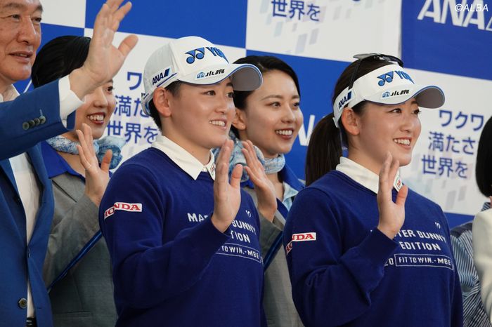 スポンサー契約発表会に出席した岩井明愛(左)と千怜