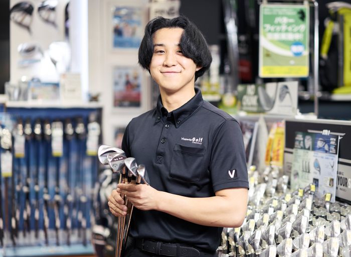 ヴィクトリアゴルフ五反田店のゴルフクラブアドバイザー能勢謙一郎さん。豊富な知識を生かして、悩めるゴルファーのギア選びをサポートする。自身も『3本ウェッジ』を愛用