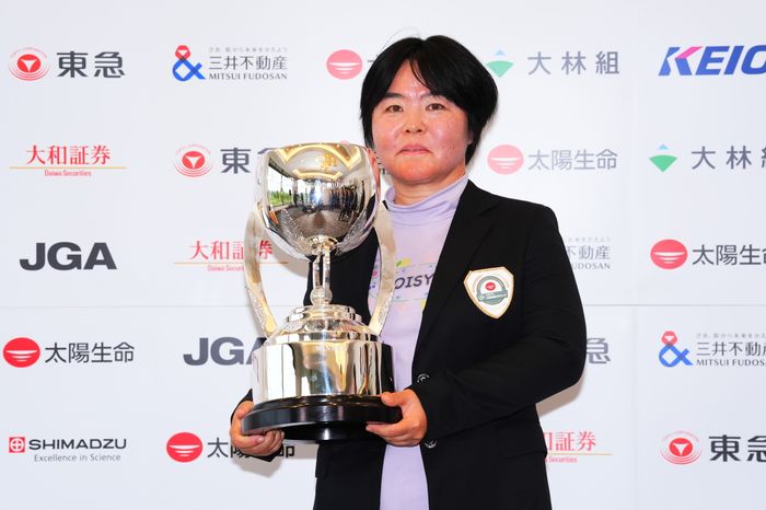 不動裕理が逃げ切りV、「日本女子シニアオープン」の初代女王に 4差2位