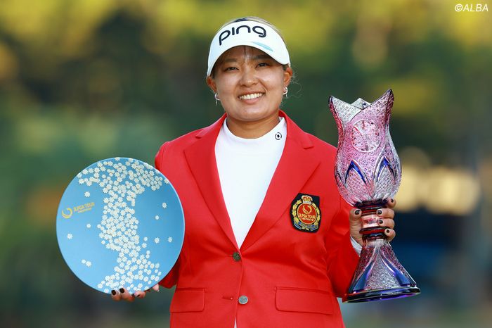 米ツアー勢を退けてつかんだ国内メジャー3勝目 鈴木愛が手にした大きな