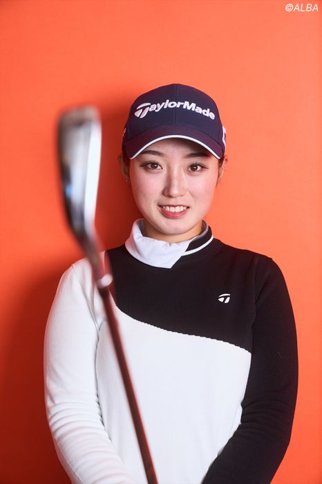 写真] 話題の女子高生プロ 清本美波のお手本スイングは「身長が同じ