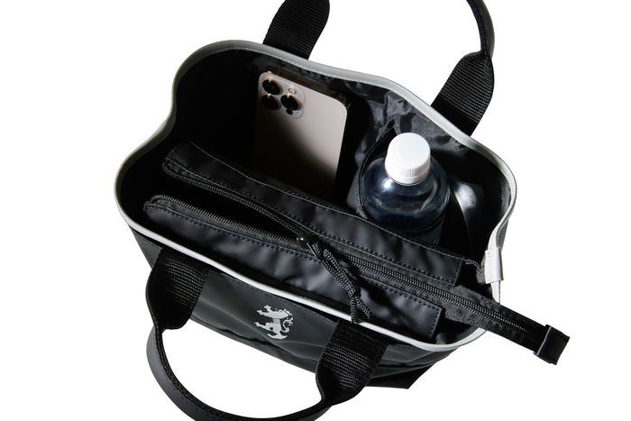 ファスナー付き、その他ポケットと3分割された内側部分