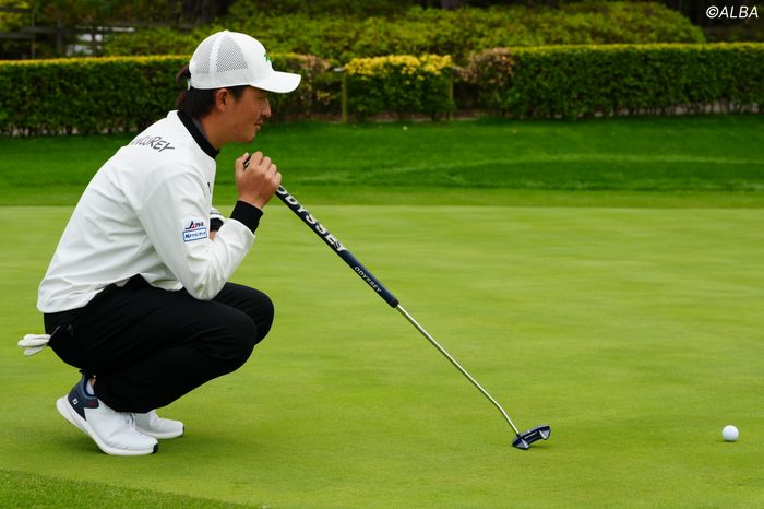 前週優勝の金子駆大がフットジョイの“SL”らしきモデルを早速テスト