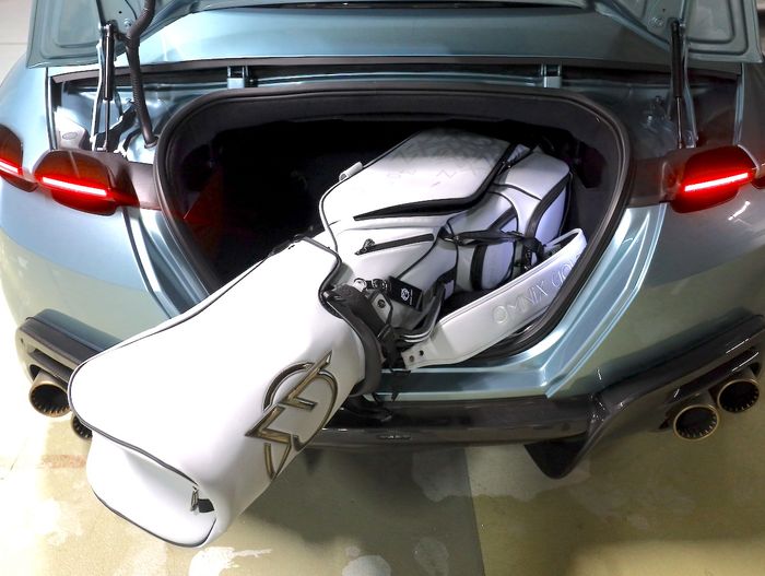 写真] オープンカーにもなるのに何だこの上品なフェラーリは⁉ 助手席に