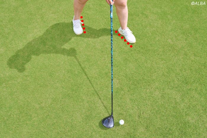 ツマ先の角度はオープンにする左足が45度くらい、クローズにする右足を30度くらいにするのが目安。スライス癖がある人は右足を後ろに半足分引くとインサイド・アウト軌道になるのでボールがつかまる