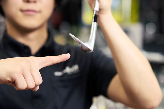 ヘッド上部に厚みを持たせる構造を採用。重心を高めにすることで、よりスピンが入りやすくなっている