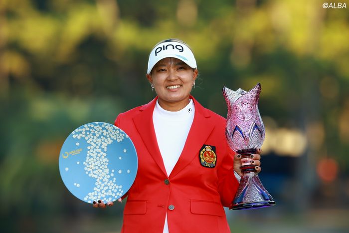 鈴木愛が9年ぶりメジャー制覇 苦闘シーズンを締めた涙のV【2025年“この