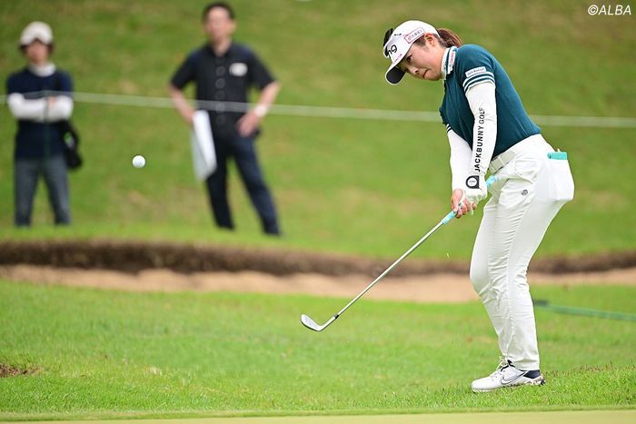 女王”佐久間朱莉のシンプルを極めたアプローチ 体幹で振って手先は何も