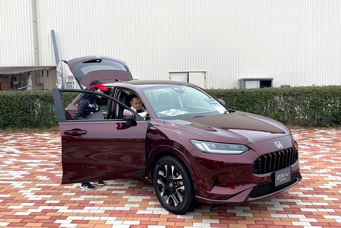 ロッテ葛西ゴルフの会場で実際にZR-Vに乗り込む参加者。運転席の感覚やラゲッジスペースの広さをしっかりとチェック。