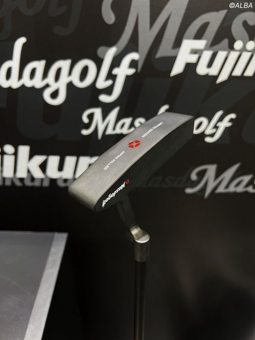 写真] マスダゴルフとフジクラのコラボが実現 JGFで“漆黒”パターを発表