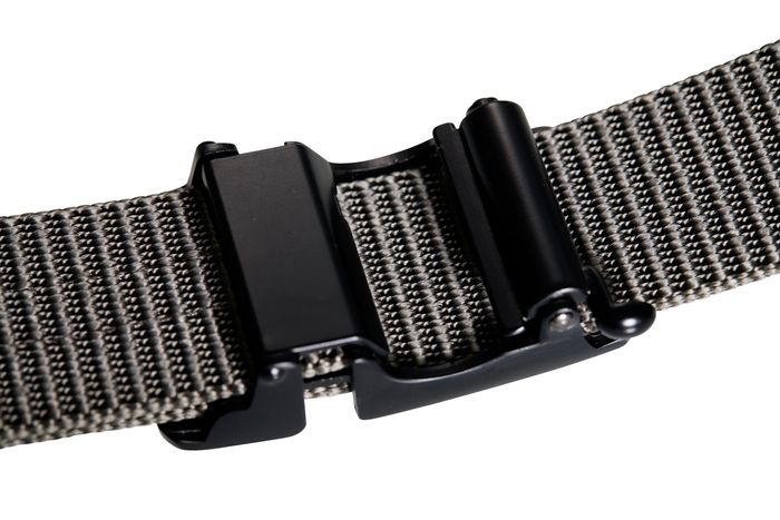 ベルト穴がなく、凹凸部分に引っかかるのでサイズの微調整もしやすい