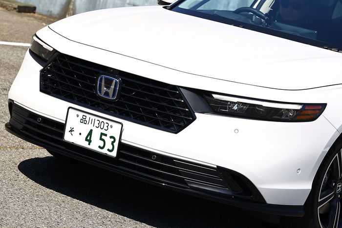 水平基調で横への伸びやかなラインを採り入れたフロントマスクはホンダらしいデザイン
