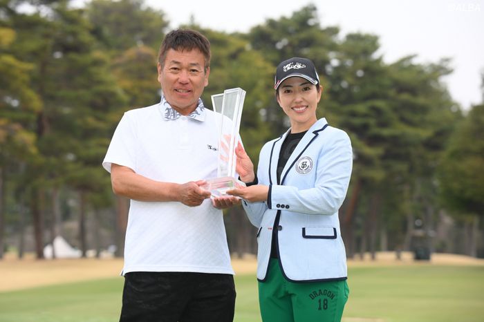笠りつ子が親子二人三脚でつかんだ5年ぶり涙の勝利 “エースキャディ”の
