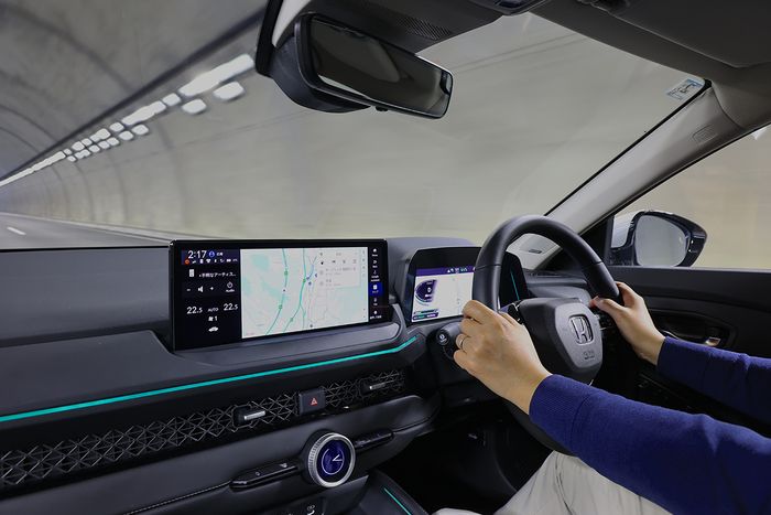 ステアリングに手を添える必要はあるが、車線変更をアシストしてくれるのは新鮮な体験だった