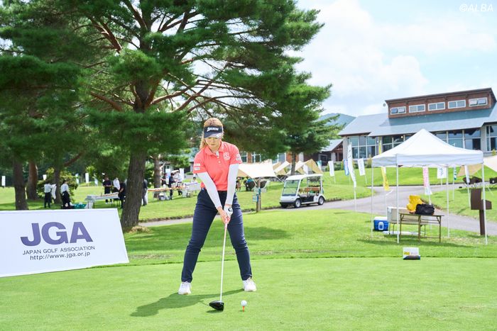 写真] 「私は”鉛女子”です」と語る都玲華 ドライバーヘッドに鉛を5枚も