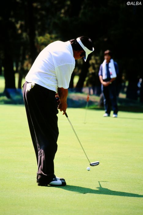 写真] 「90年代は神業の領域でした」ジャンボ尾崎のパッティングは何が