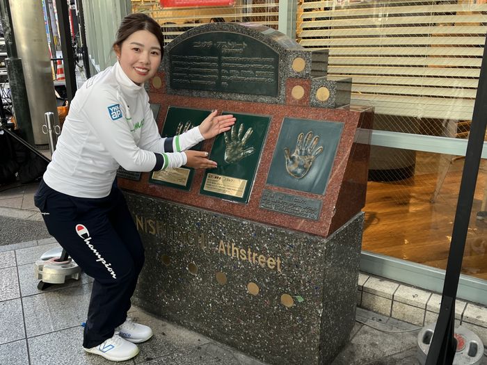 両手の手形を見てご満悦の山下美夢有(提供:広報事務局)