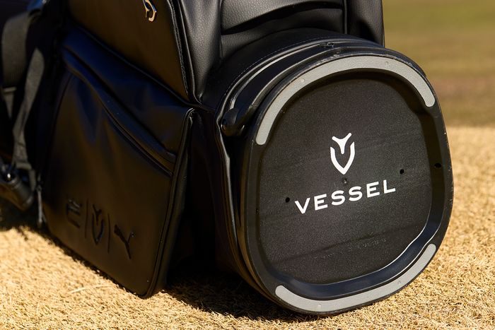 Vessel×Cobra×PUMA キャディバッグ ブラック 写真] シンプルで高級感あふれる コブラ×プーマ×ベゼルの