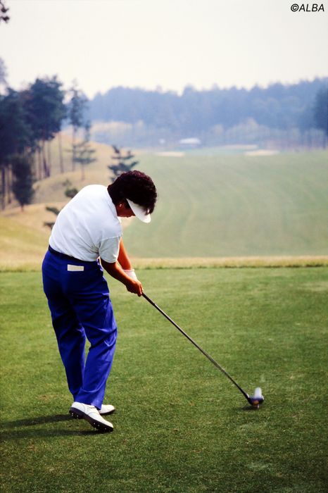 写真] 日本人初の米賞金女王！ 岡本綾子のスイングは“止まらない”から