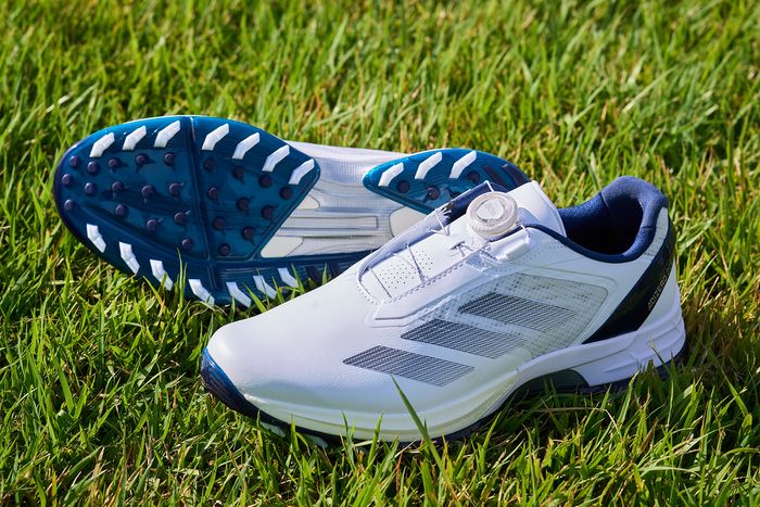 あらゆる面で隙のない性能を持った『アディゼロ ZG ロー ボア』。オーソドックスなデザインで長く使える『スパイクレスシューズ』だ