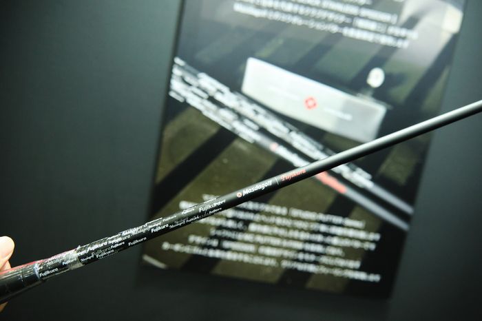 写真] マスダゴルフとフジクラのコラボが実現 JGFで“漆黒”パターを発表