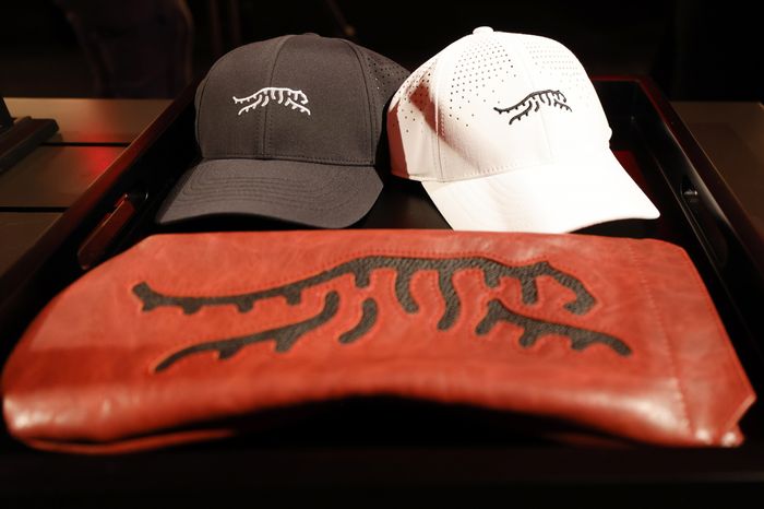 写真] 『Sun Day Red』に虎のロゴ タイガー・ウッズの新ウェアが正式