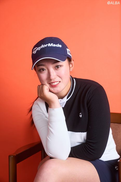 写真] 話題の女子高生プロ 清本美波のお手本スイングは「身長が同じ