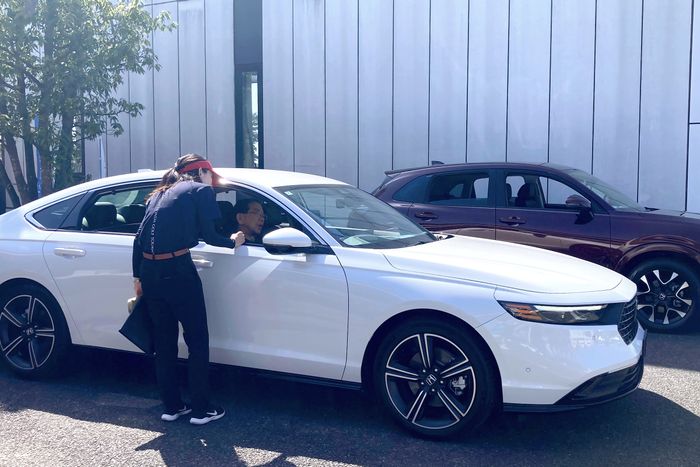 東宝調布スポーツパークでは、新型ACCORDは人気。運転席に座り、ハンドルを握る感触を確かめる人も。