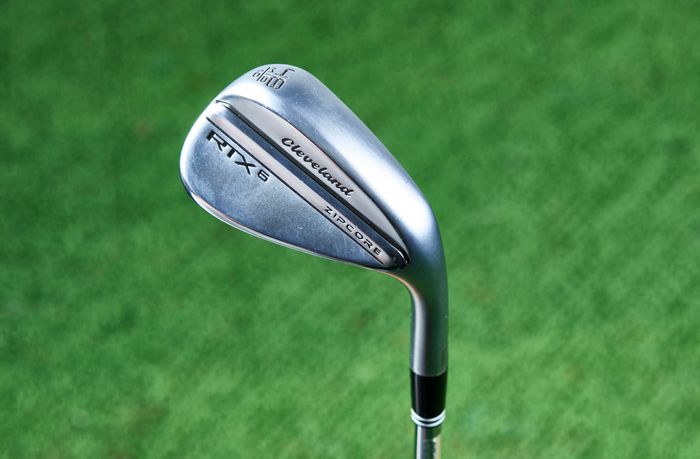 打点ブレに強いヘッド構造で、距離感が合いやすいことが特徴のモデルだ